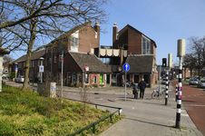 900174 Gezicht op de hoek van de P.A. de Genestetstraat (links) en de J.J.A. Goeverneurstraat (rechts) te Utrecht.